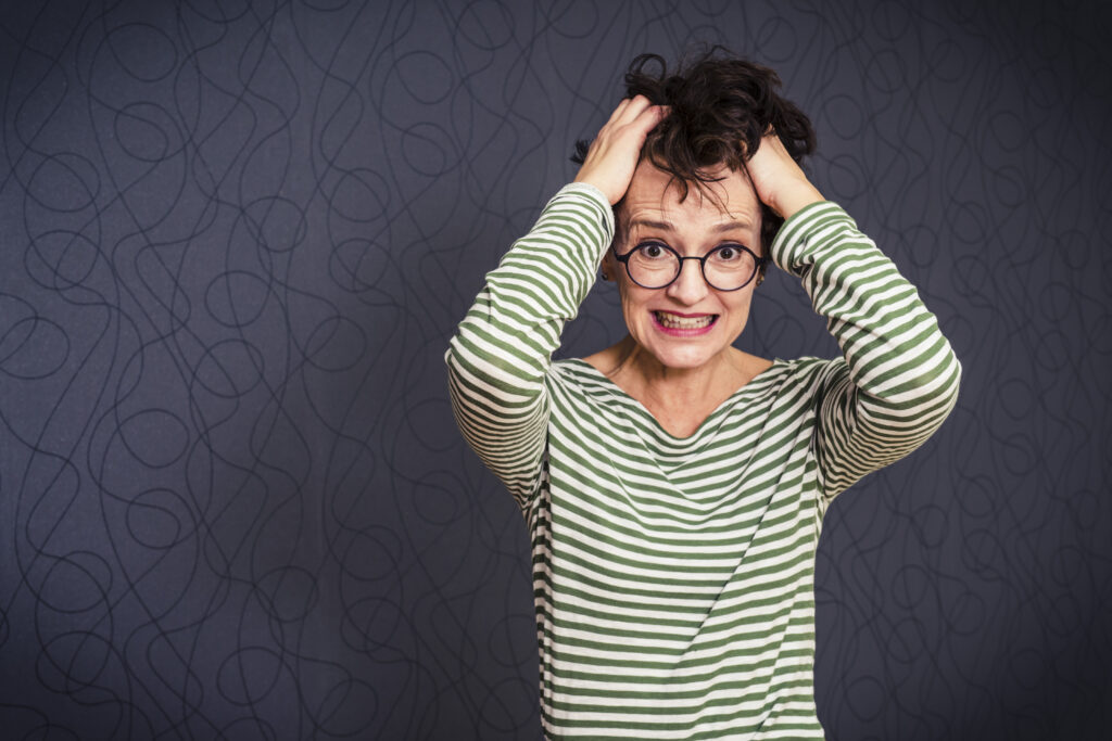Frau rauft sich verzweifelt die Haare