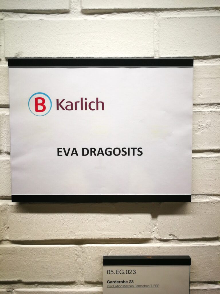 Das Schild für die Garderobe von Eva Dragosits bei der Barbara Karlich Show
