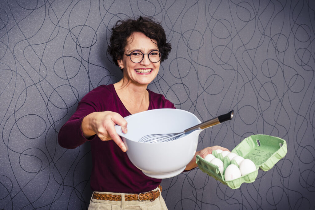 Foodbloggerin Eva Dragosits mit Rührschüssel und Eiern