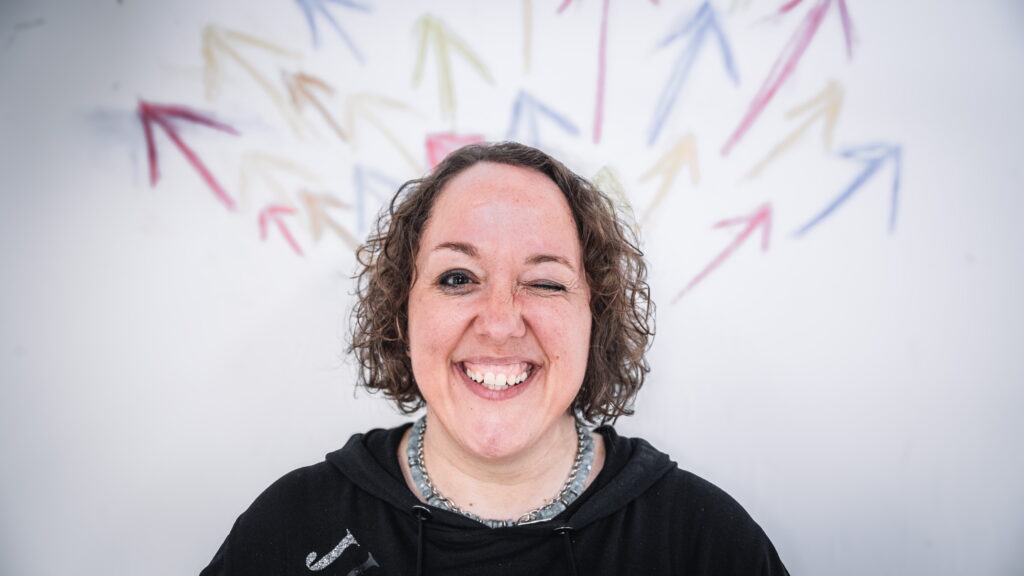 Melanie Hafner zwinkert fröhlich in die Kamera und 